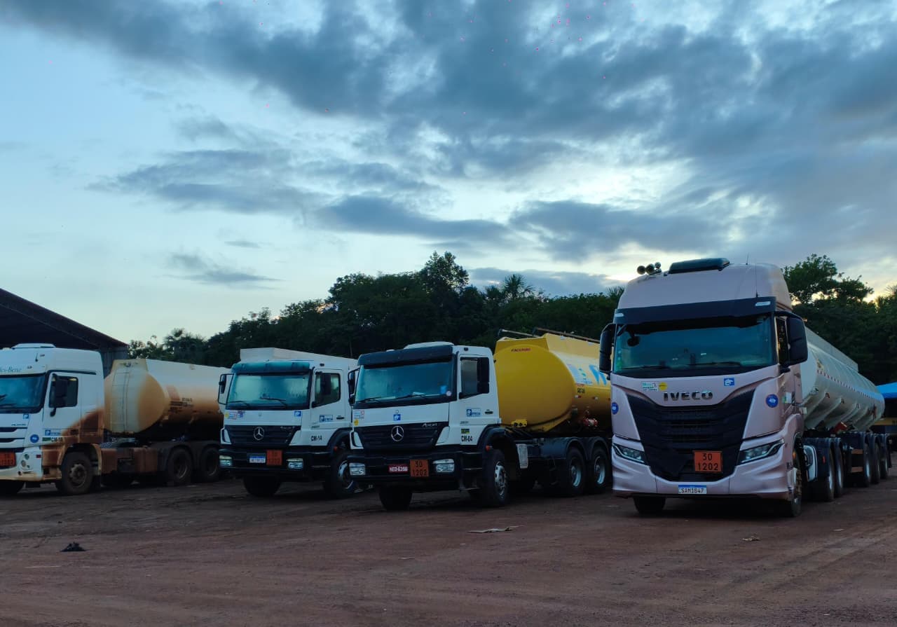 Frota de caminhões-tanque em pátio operacional