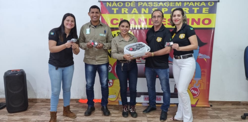 Doação de refletores de bicicleta na sede do STTRANS